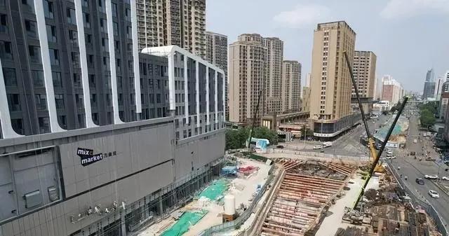 全国首个华润万象里落户济南，试图重振济南老城区商业。目前万象里已经挂牌，将