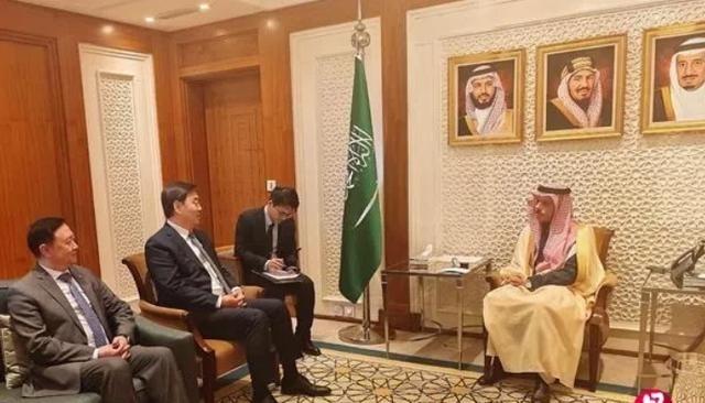 沙特外长费萨尔当着中国特使的面，把美国三个月来施压的底线直接说穿了——他没有否认