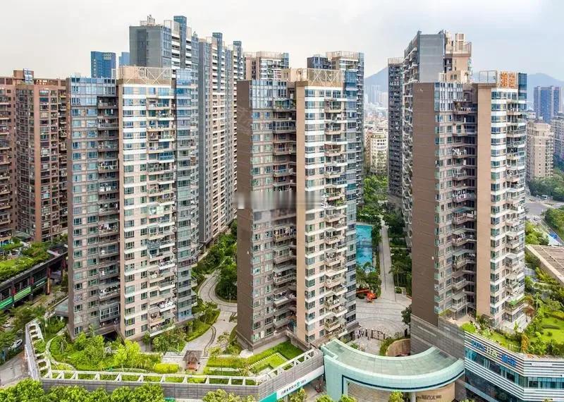昨天，深圳湾又有法拍房炸场。太古城北区一套约208平豪宅大平层，位于楼王单元A栋