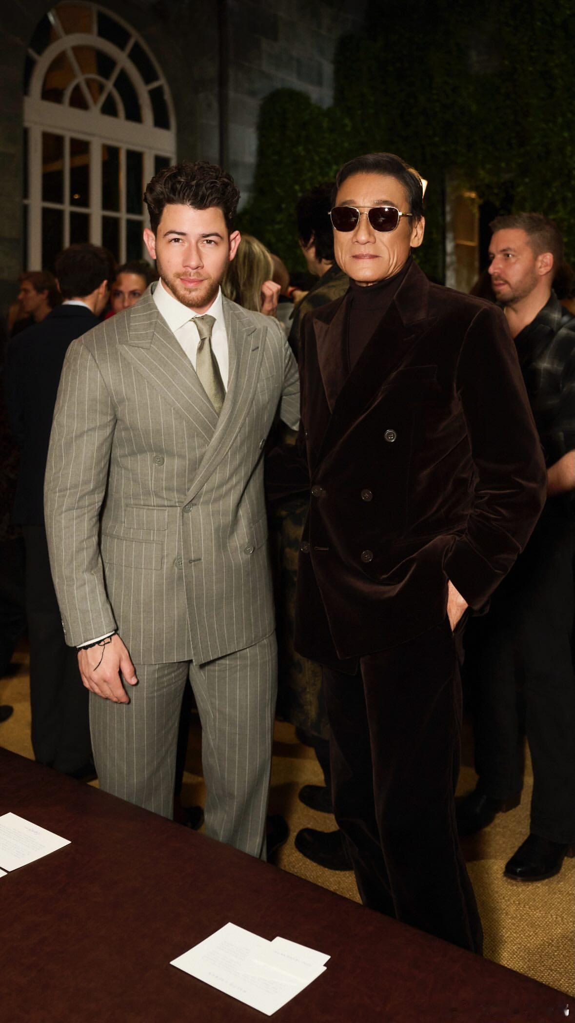 梁家辉尼克乔纳斯合影抖森近日，梁家辉在米兰时装周上与尼克·乔纳斯（NickJ