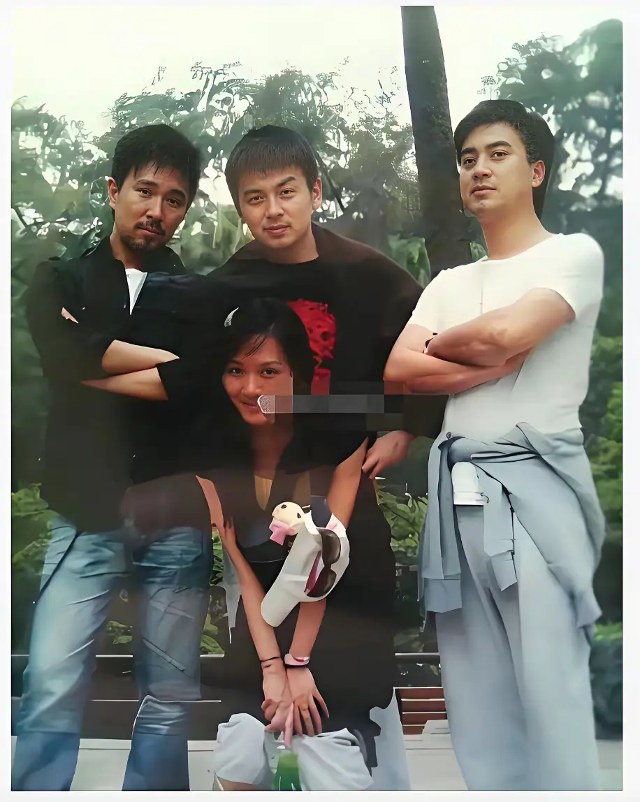 雷佳音大学时期旧照曝光，颜值超正，关键是那时候头也不大呀！