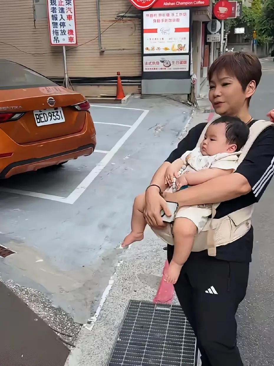 马筱梅带着汪宝儿回台北了，三个孩子一起出镜，大S的两个娃彻底没有了隐私。近日