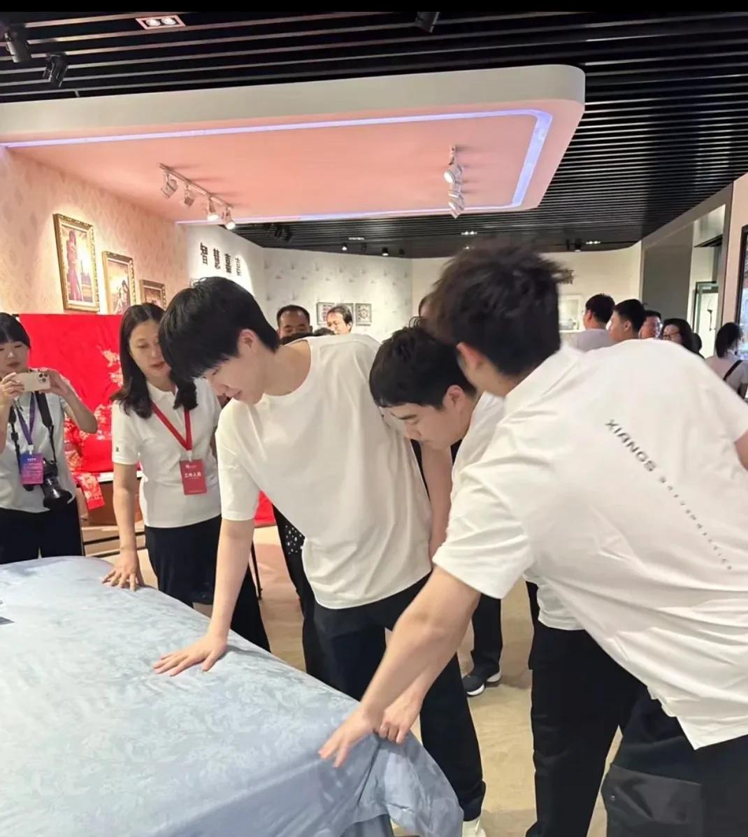 这张照片最重要的不是大头、大胖和草莓熊同时摸了这套床品，也不是这套床品会卖爆，
