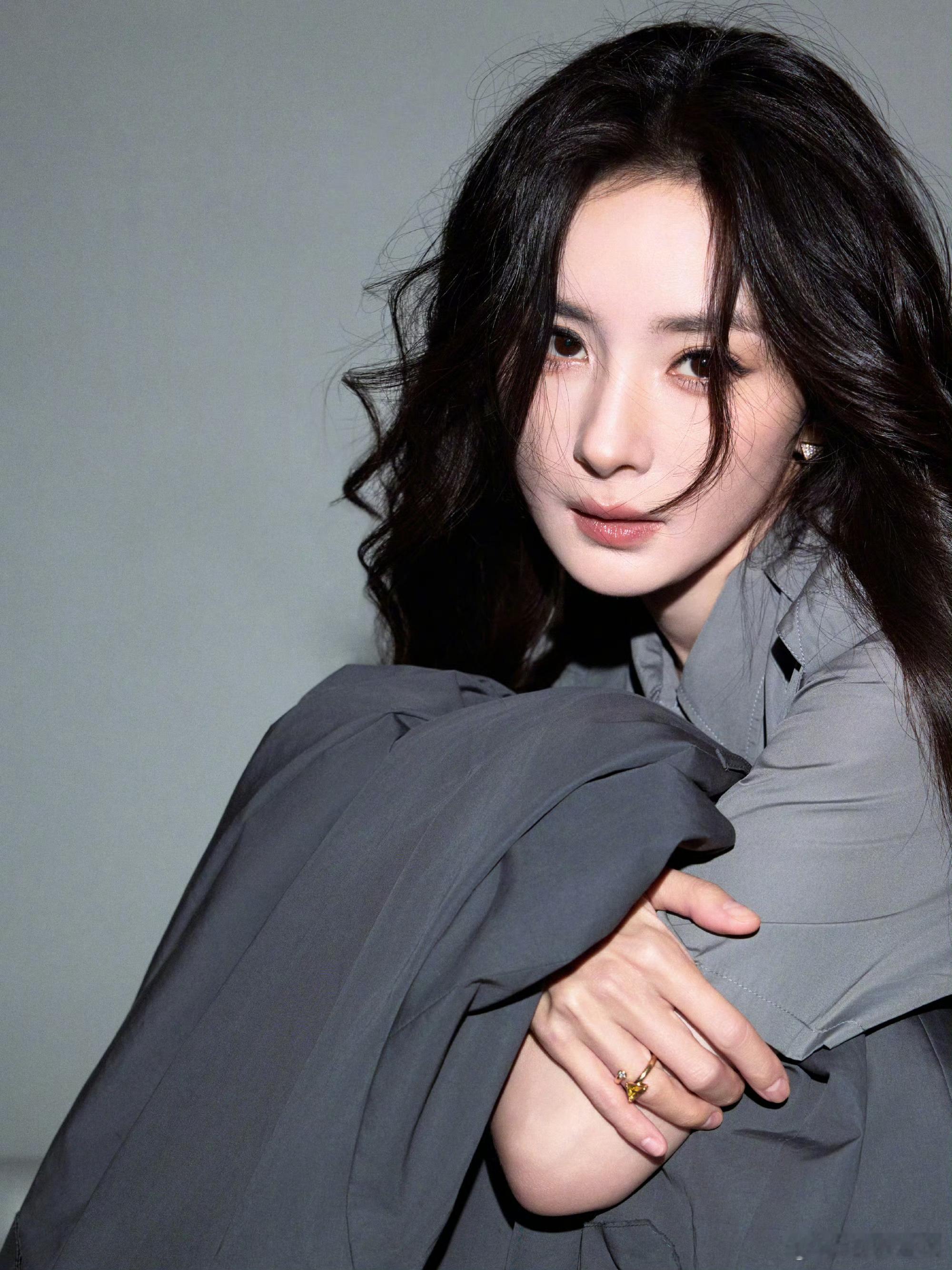 杨幂穿Prada的女王杨幂身穿2026春夏系列西装亮相上海活动，造型一出来直接引