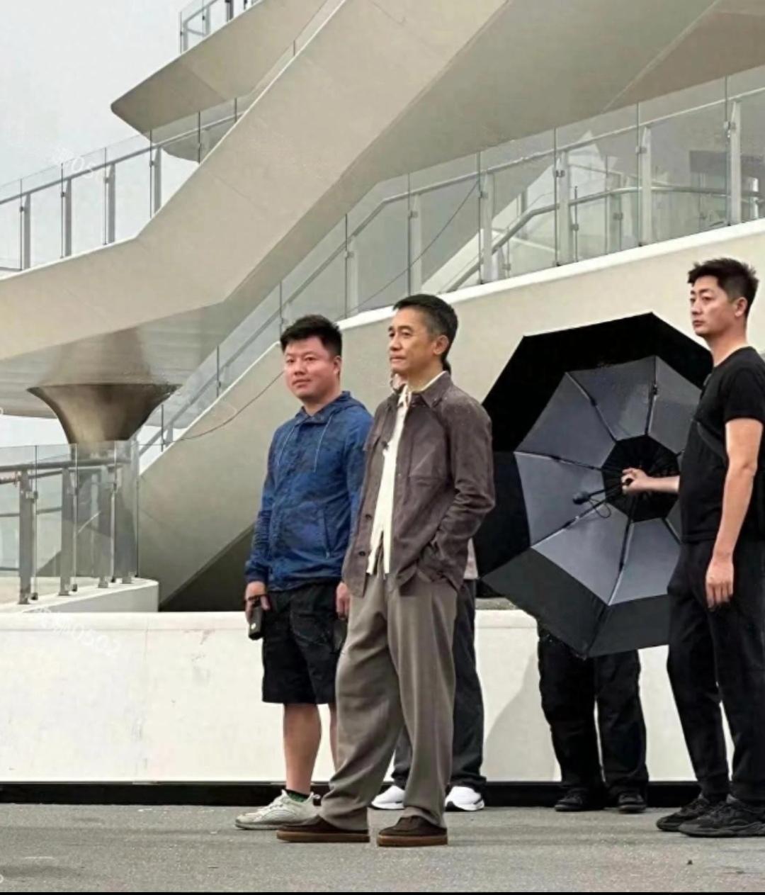 别再对明星有滤镜了，现实中的梁朝伟就是个小老头。[大笑]