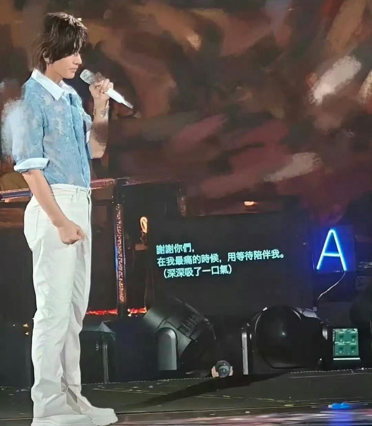言承旭的提词器截图炸了热搜，有人吐槽连“深深吸一口气”“眼眶微红”都要标。说