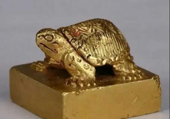 1982年，重庆双童村，一对夫妻将汉代“偏将军印章”捐献给国家，得到奖励350元