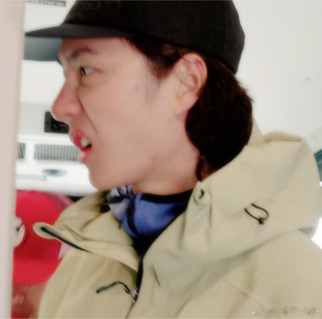 因为柜子太乱直接震惊王一博了啊啊啊啊这表情看一次笑一次啊哈哈哈哈