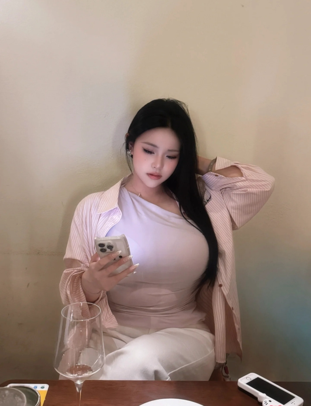 浅粉衬衫搭简约单肩衣，慵懒又松弛。