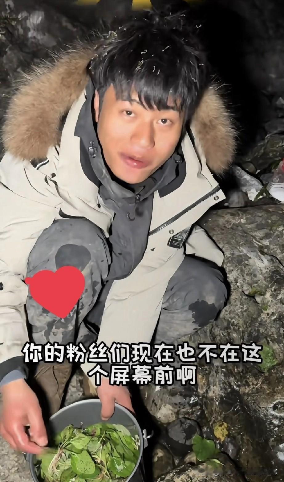 张家界荒野赛“吃草哥”爆火!刚蹲到张家界七星山荒野赛的离谱现场：27号选手