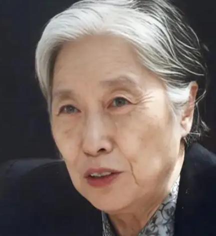 1979年，王光美迈出监狱大门，迎接自由的那一刻，她万万没想到，第一个来探望的人