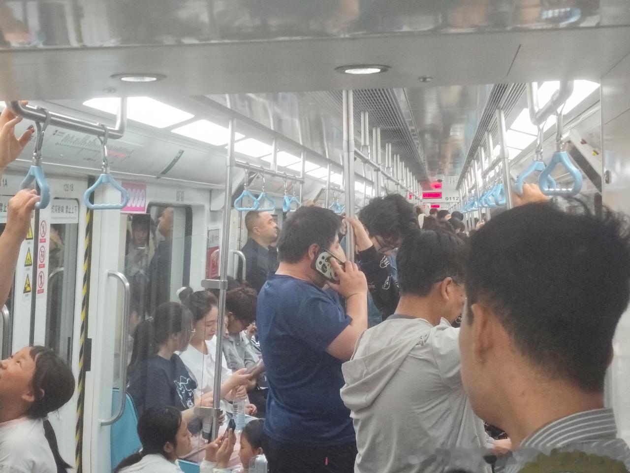 西安地铁网友：2026年5月4日（周一，五一假期第四天），西安地铁客流画面投稿。