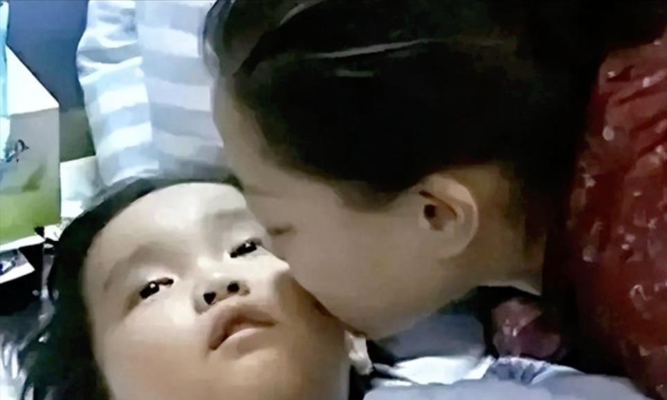 2014年，湖北周女士移植了自己7岁儿子的肾，最终重获新生，而她的儿子却离开了人