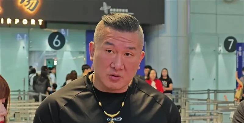 “馆长”：将在上海设立总部今天晚上，“馆长”在直播时表示：“为了庆祝昨天的成绩