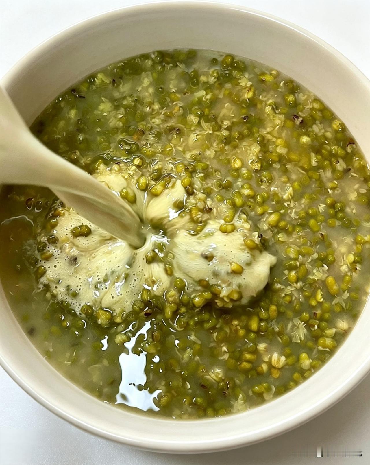 央视都推荐！夏天别喝奶茶了！一杯绿豆沙牛乳，消暑去火还养皮肤最近天气越来越
