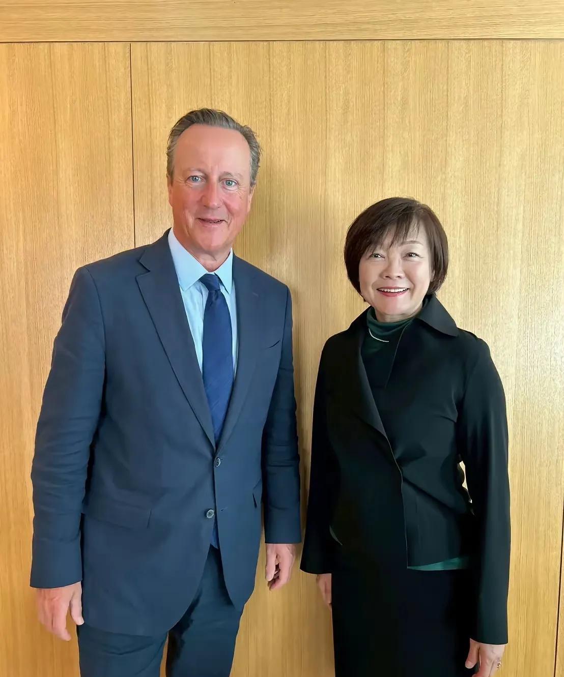 安倍晋三估计要死不瞑目了，他老婆安倍昭惠在他死后，四处走穴，名为公益文化外交，实