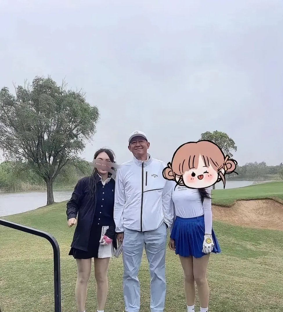 59岁王志文在上海，和朋友打高尔夫球，又高又瘦，脸上老态好明显​​​