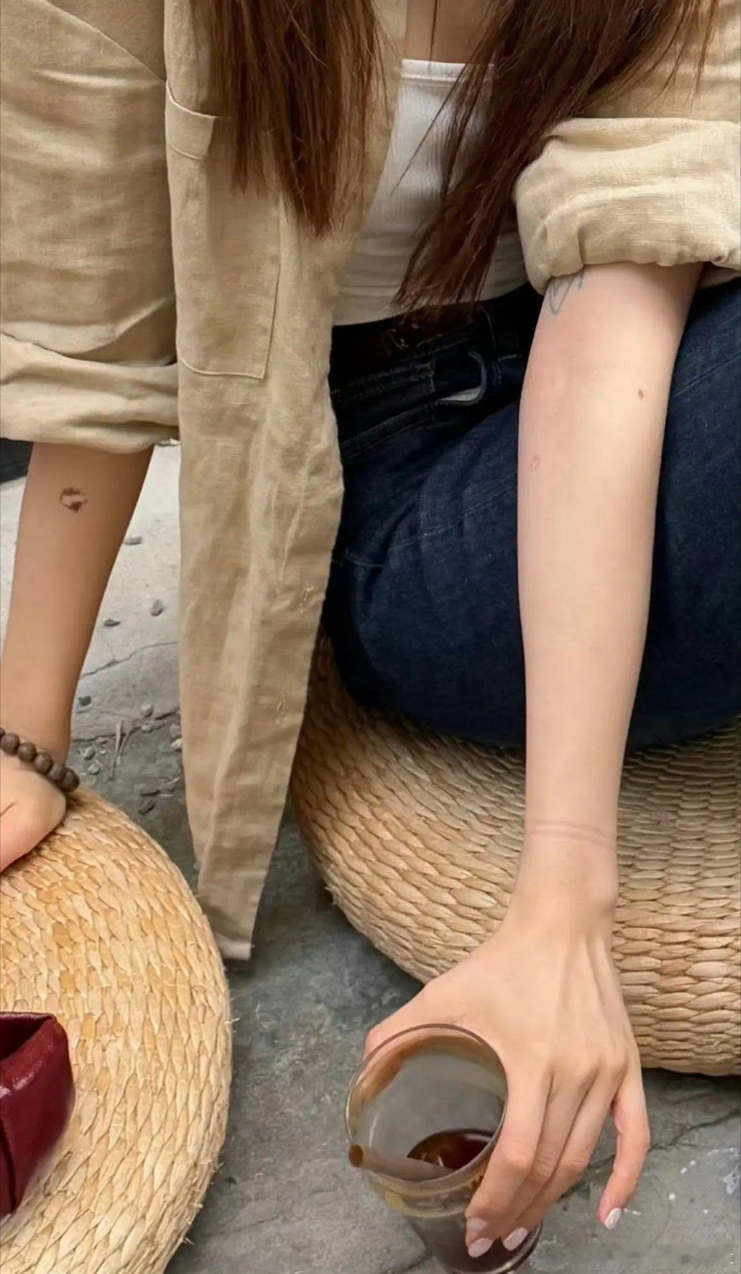 李兰迪纹身李兰迪疑似纹身引发热议，甜妹形象遭颠覆？近日，演员李兰迪的一组近照引发