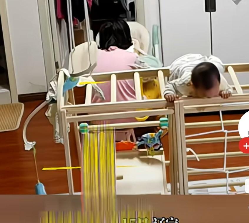 孩子趴在攀爬架上不敢动弹，吓得哇哇大哭，听障妈妈背对着孩子坐着吃饭，没有听到