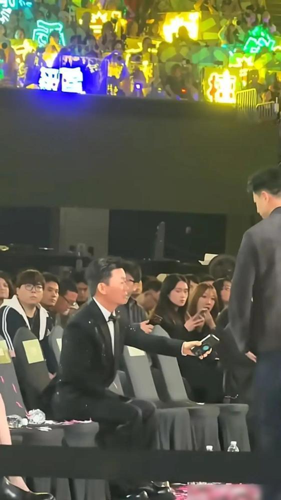 王宝强用指纹解开了段奕宏的手机。这不是电影桥段。是电影节后台，被镜头偶然拍下的真