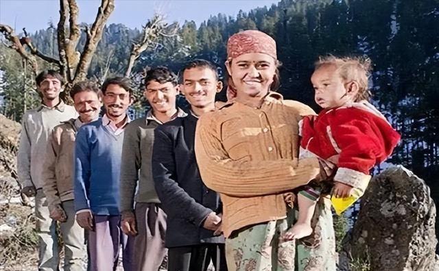 印度“一妻多夫”该如何生活？妻子苦不堪言：和五兄弟轮流过夜，一点都不幸福。 