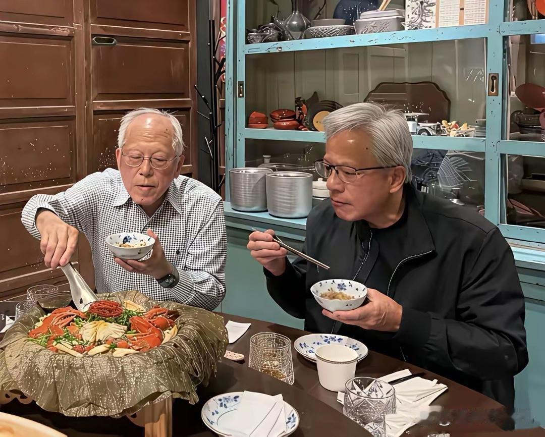 黄仁勋陪父母吃饭，后面全是砖土墙，柜子上面还有算盘，吊顶有绿色吊灯，一切都像是六