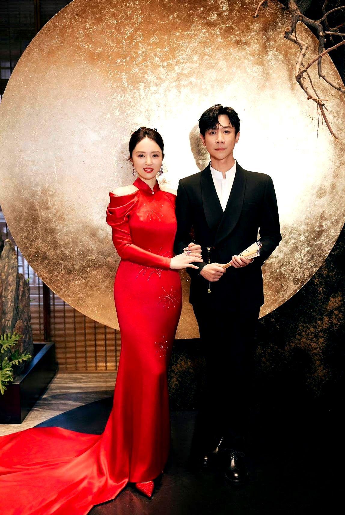 董璇张维伊婚纱照来了！咱璇姐当真美到失语，谁能看出也是45岁的人了。董璇最