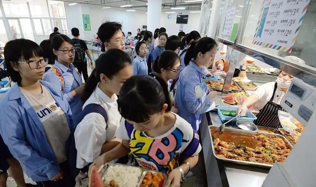 “这校长太聪明了!”4月14日，江苏淮安，一中学校长想让孩子们在食堂吃得放心，脑