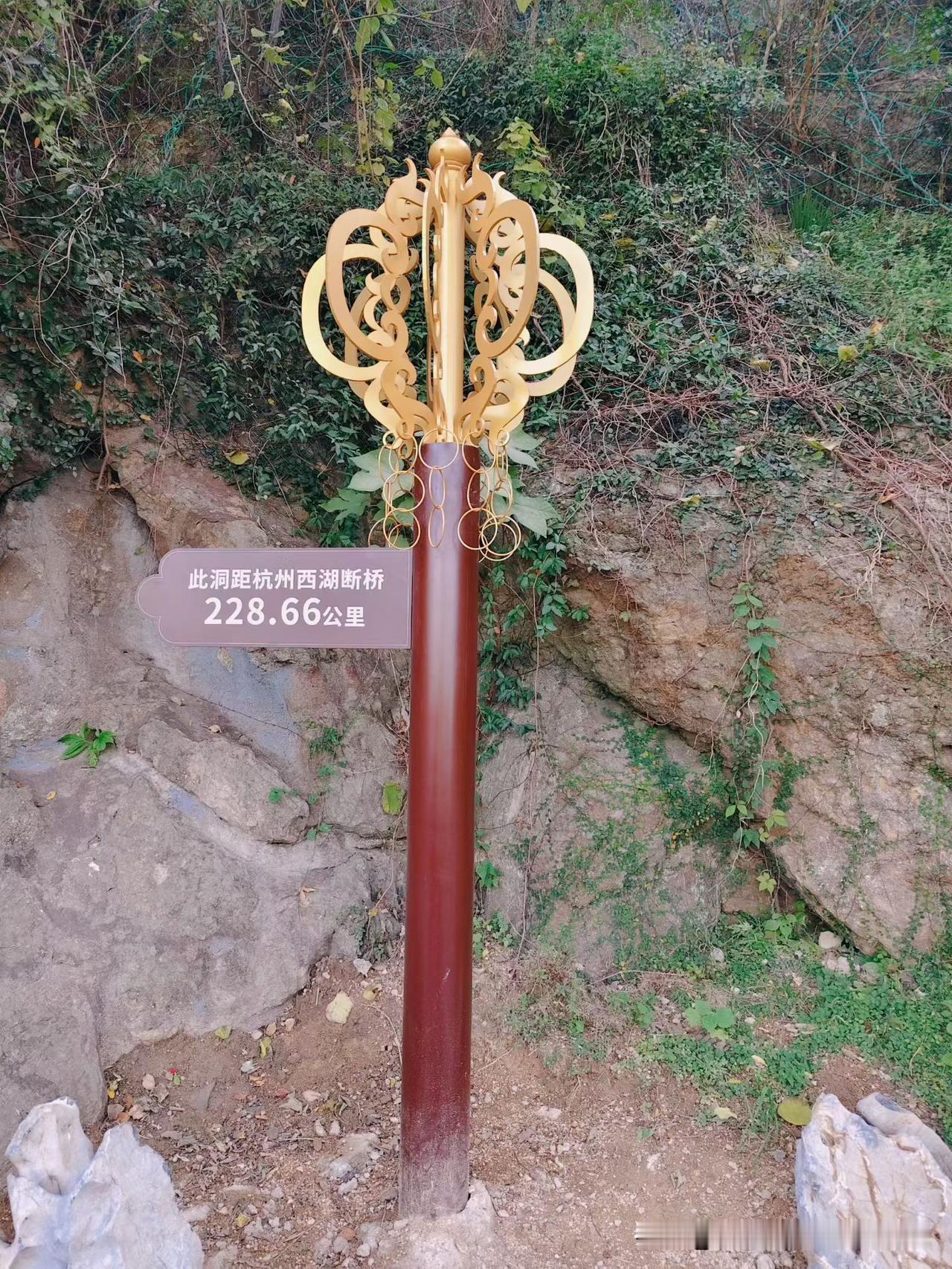 表妹曾经谈了个穷男，开始没看出问题，谈了半年开始慢慢原形毕露。那天表妹去他住