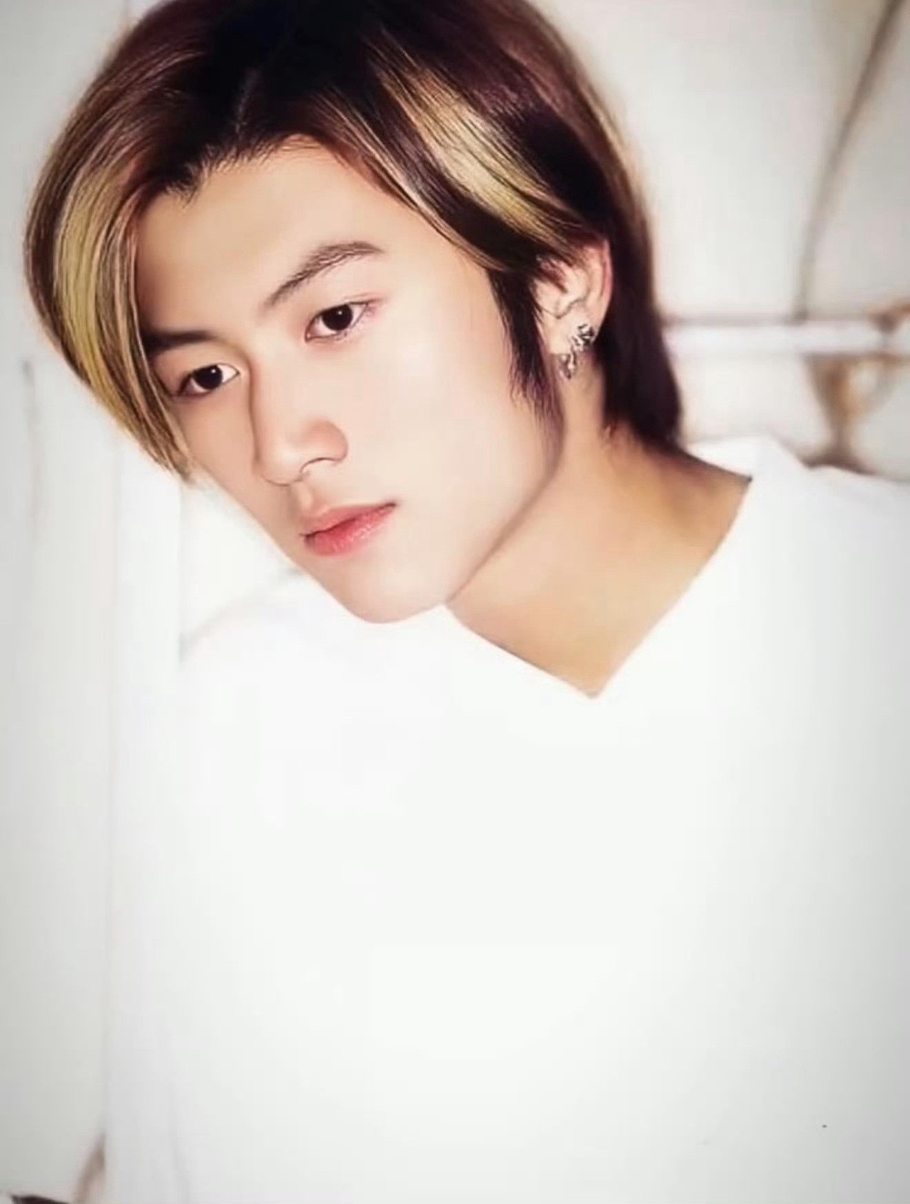 谢霆锋复刻了23年前的自己时隔23年谢霆锋再现昔日模样，轮廓未改风骨依旧，岁月