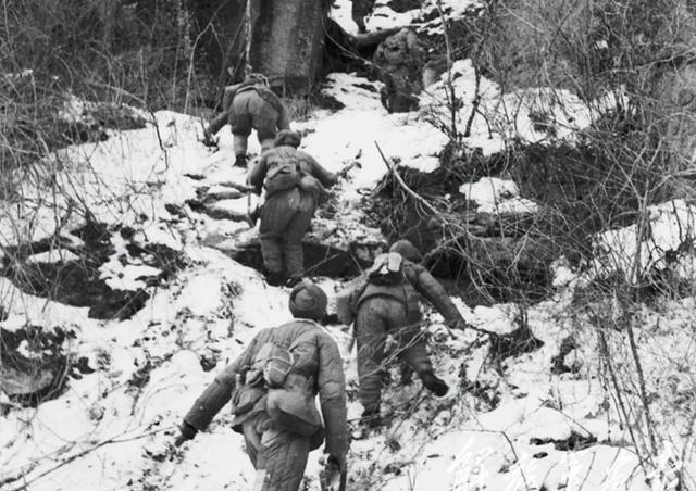 1950年，抗美援朝战争中，“范老虎”团长坐在刚刚缴获的美军吉普车上。他本名叫范