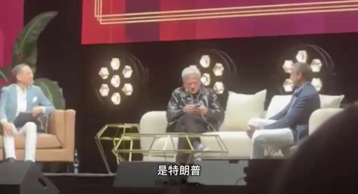 ·我看到这一幕时，第一反应不是好笑，而是：这通电话，为什么偏偏在这个时候打进来