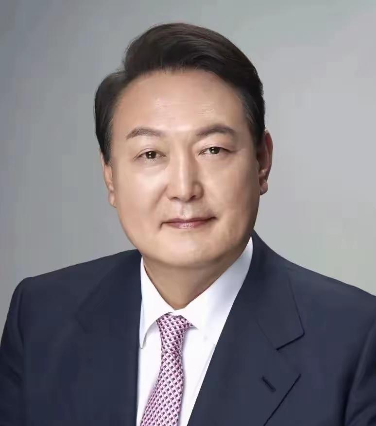 现在的尹锡悦下场是如此之悲惨，这时候感慨道早知今日何必当初。他的政策让人感到正道