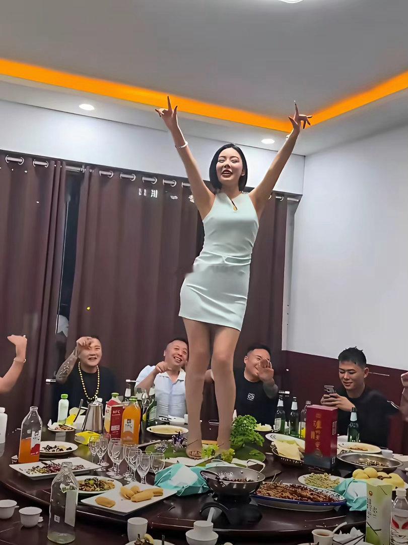 低头玩手机的大概就是她老公了