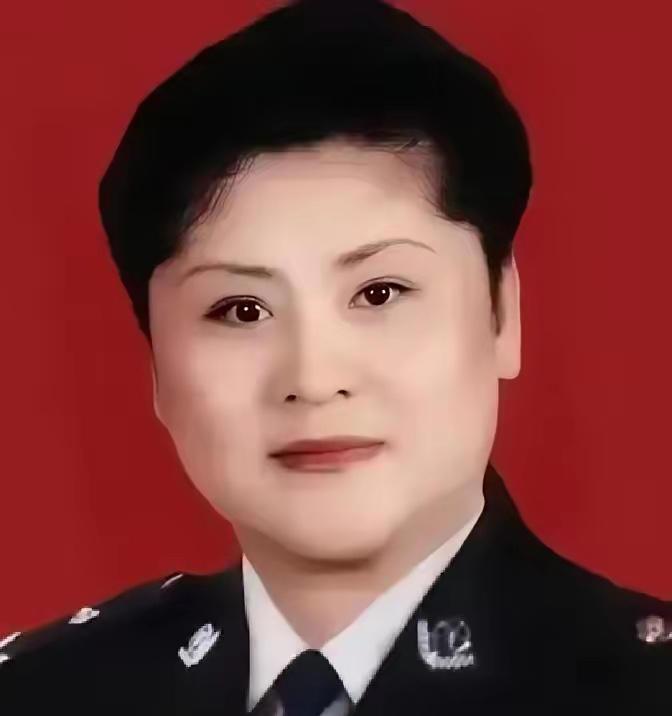 1988年，女警王玉荣结束卧底任务未换警服，遭两名壮汉强行塞进出租车，脖子被歹徒