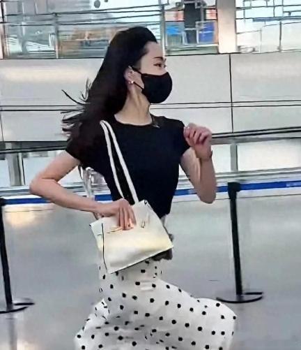 机场偶遇宋轶飞奔，莫不是要错过飞机了？第一次见美女跑这么快​​​