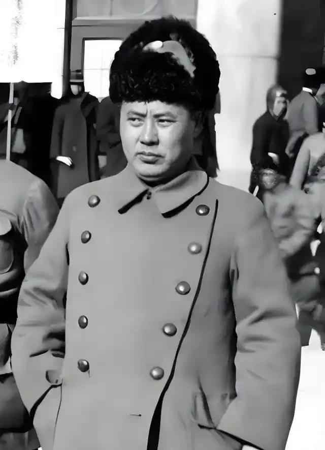 新中国成立后，傅作义当了首任水利部长。但没过多久，周总理发现水利部送上来的文件，