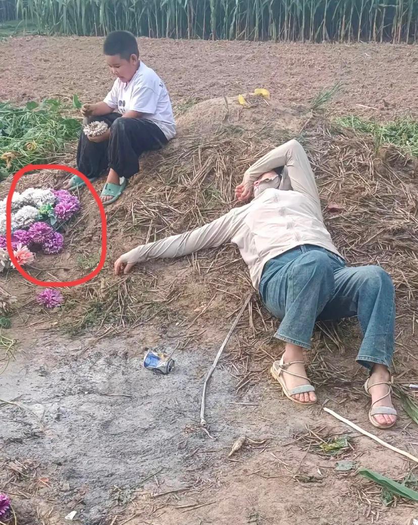 丈夫走了三个月，妻子夜里突然梦到他，梦里他说想娘俩，让有空带孩子去看看。本以为只