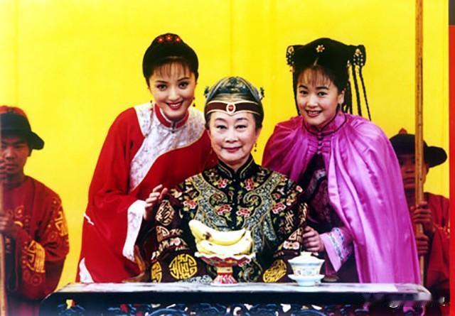 乾隆对弘昼一直很放纵，不是不想管，完全是碍于太后的面子。弘昼的生母是裕妃耿氏，