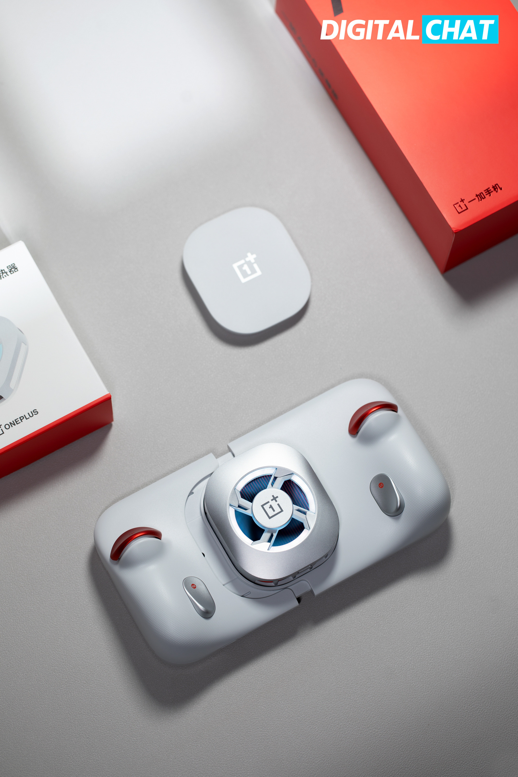 一加Ace6至尊版这个「王牌觉醒」配色，平时看着就是那种低调的黑色，但换个角度光