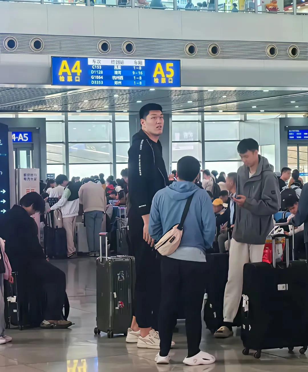 山西汾酒男篮的主力中锋刘传兴刚抵达北京高铁站，就受到了众多北京球迷的热烈欢迎。刘