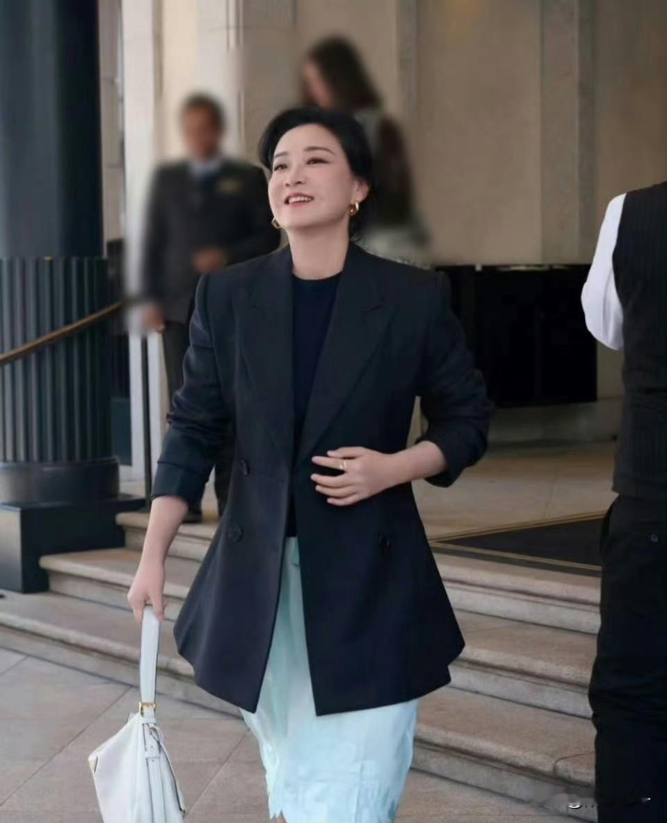 贾玲露面了，瘦了很多，又美又飒！好久不见贾玲了，状态真的很好！瘦下来的贾玲气质