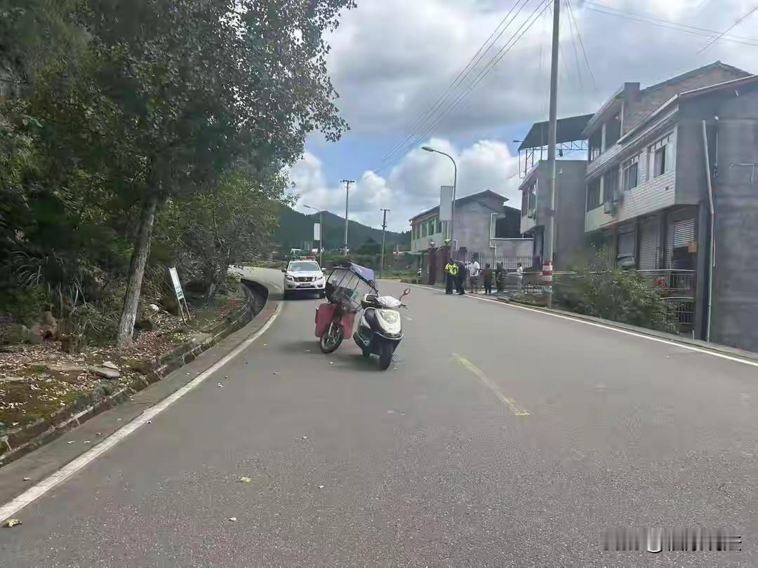 “自找死路！”四川，74岁大爷骑着无牌摩托车出游，路上与一辆电动车撞一块，车主受