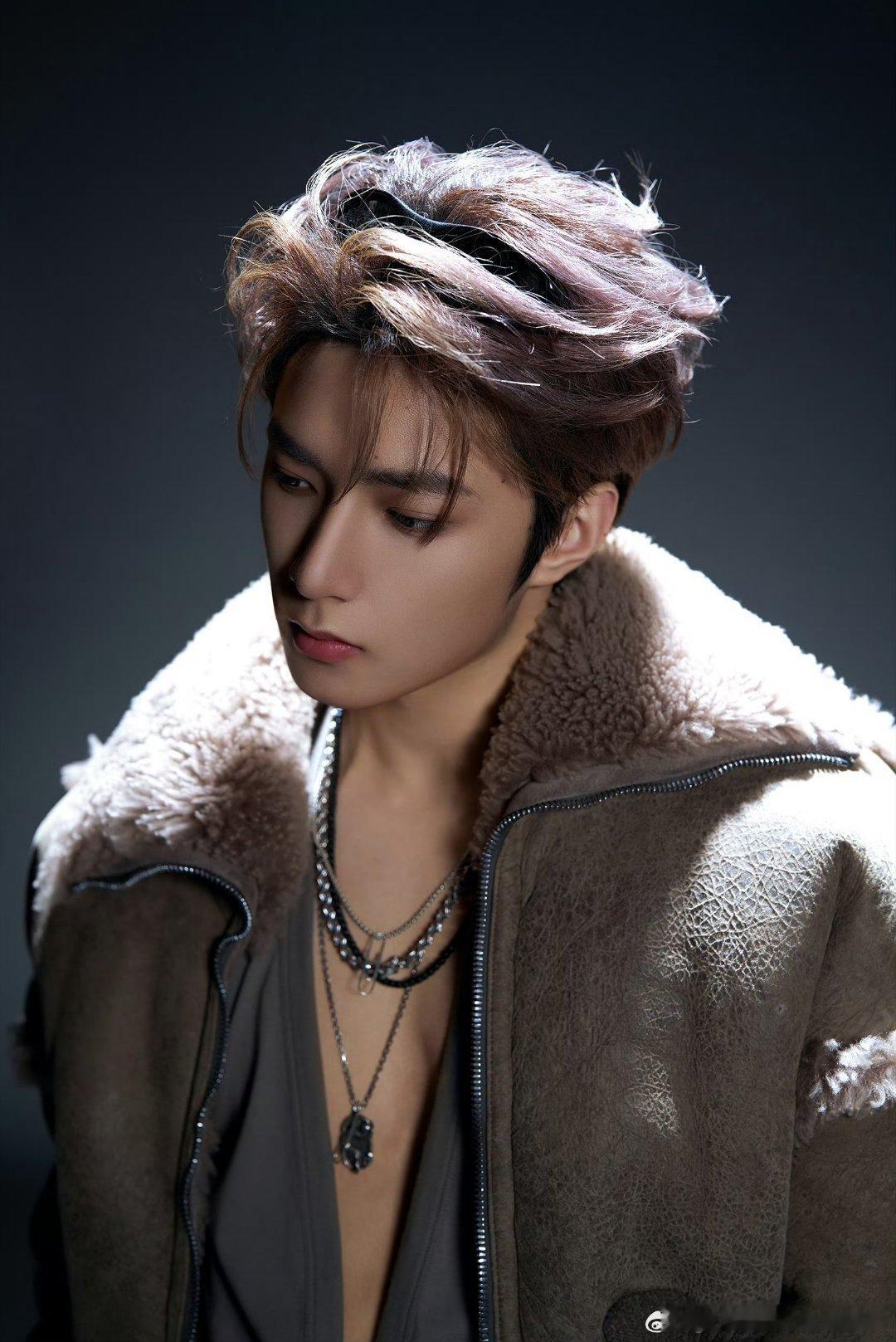 刘耀文这组拍的真不错什么风格都能驾驭美式风格也太酷了