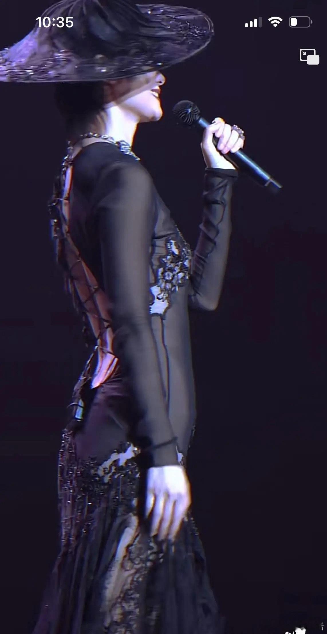 谁能想到李宇春如今这么有魅力！从前的中性风蜕变成大气性感的女人味，和Ella一样