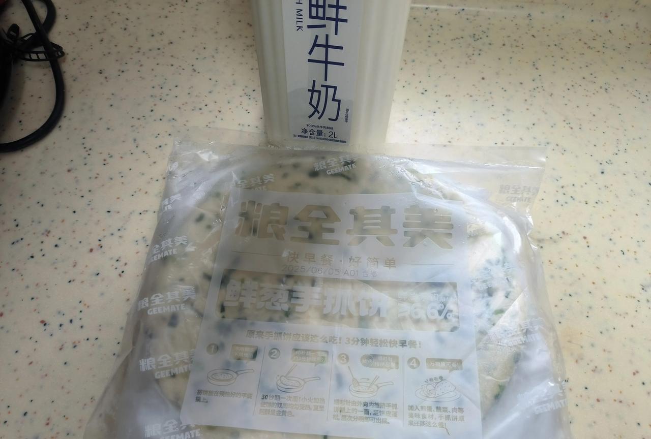 天天研究这一天吃什么？早上鲜牛奶手抓饼烤鸡，全部在山姆买的，别处买还真不放心，吃
