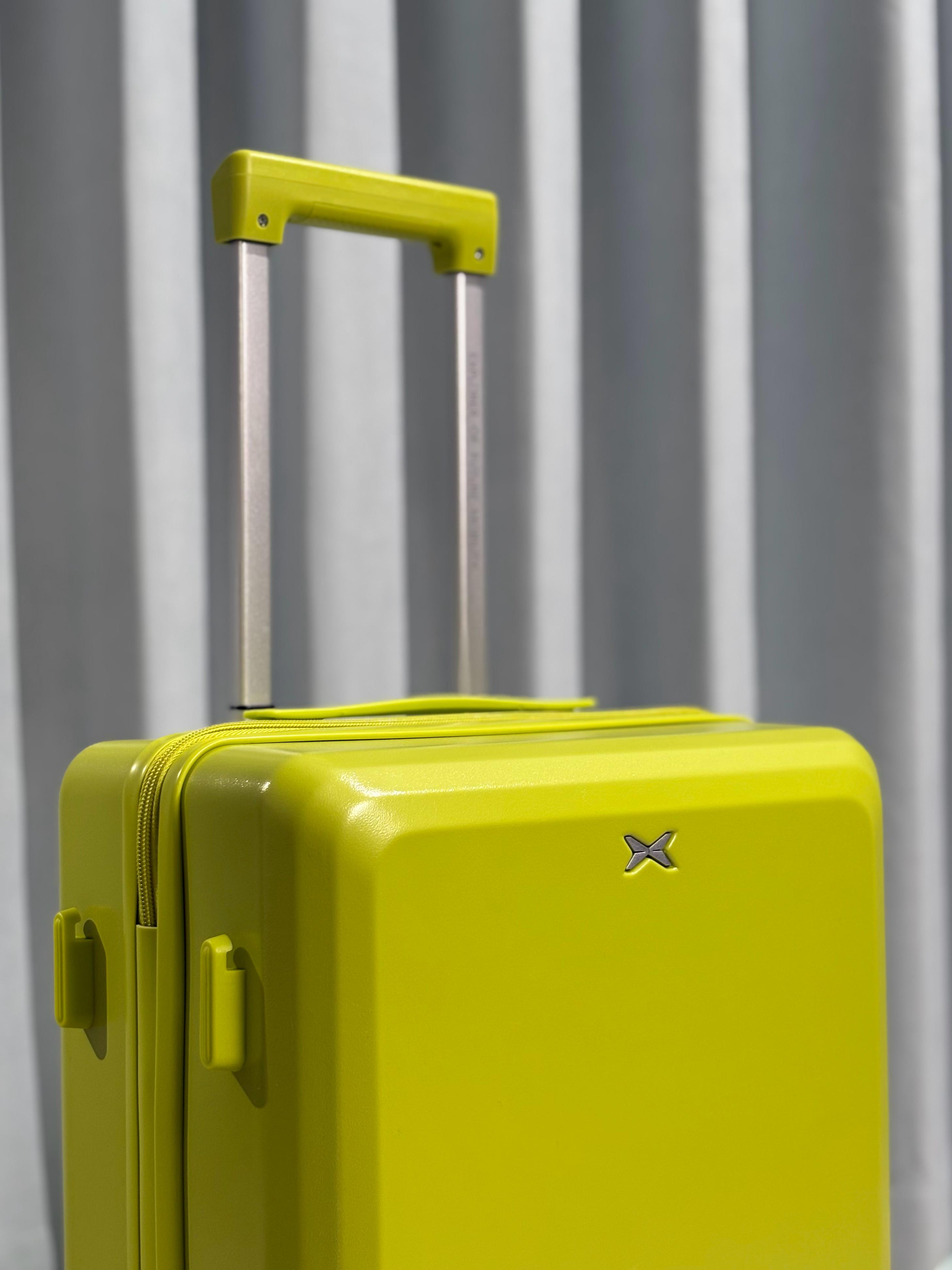 小鹏的新年礼物一个骚气十足的行李箱，一个洗漱包，一个行李箱吊牌，还有红包？