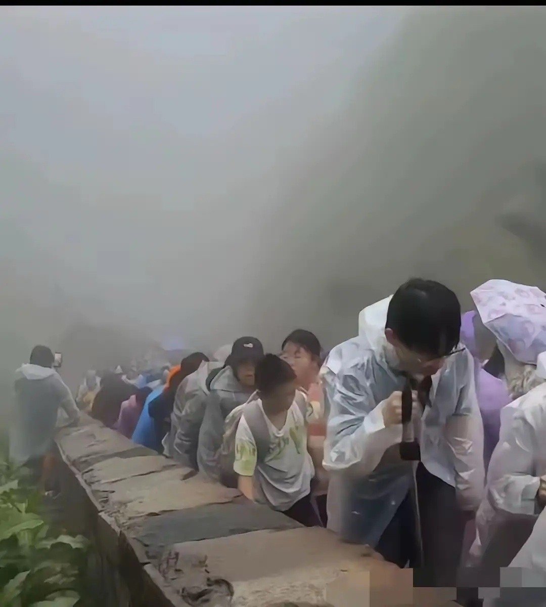 我问了在泰山做安保的朋友，为什么明知有雨还放人夜爬。他搓了搓脸：预报只是小雨，谁
