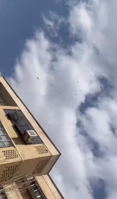 视频中一枚巡航导弹低空飞越德黑兰，据称是美国海军的“战斧”巡航导弹，发生在202