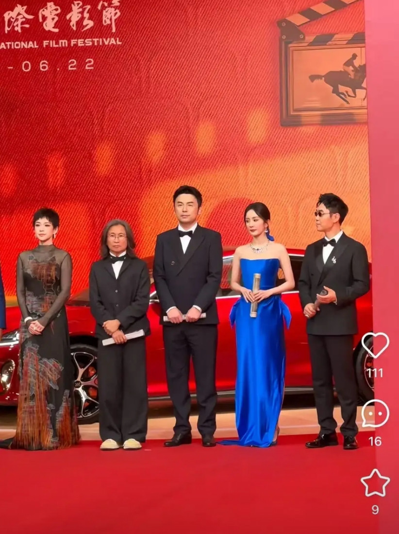章子怡估计都要气疯了昨天的电影节红毯上本来该出风头的应该是章子怡，没想到